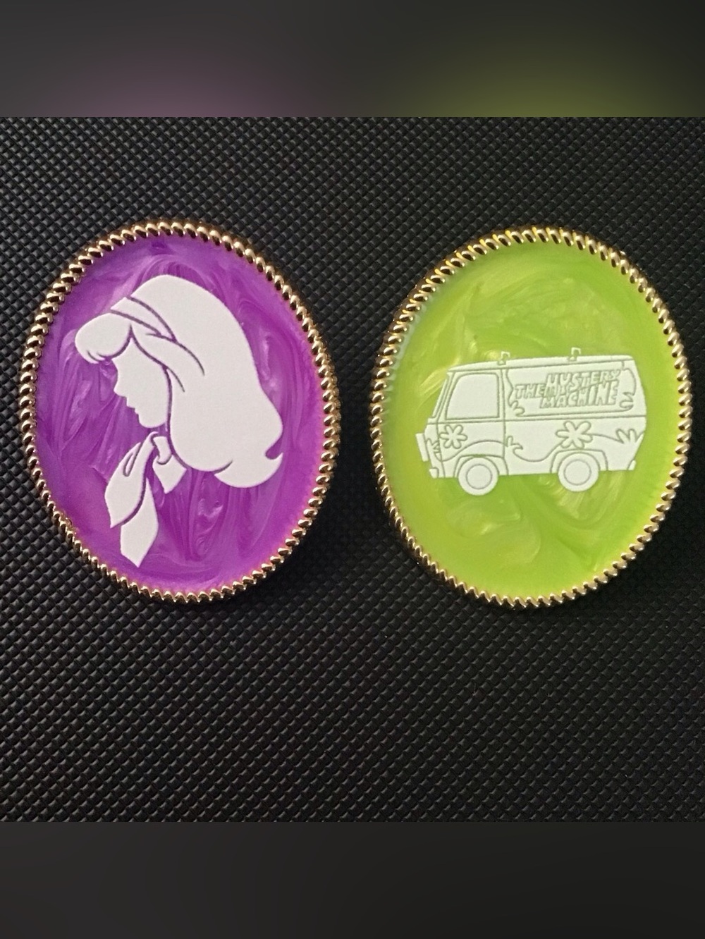 Scooby-Doo! Cameo Style Daphne Blake Mystery Machine Portrait Enamel Pin Cartoon